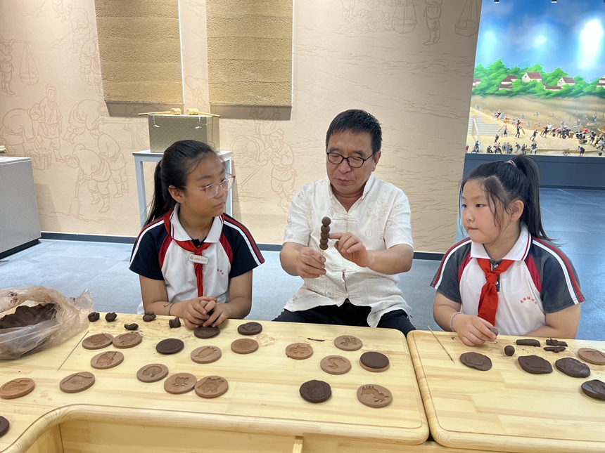 非遗传承人金葆政老师教授学生们制作泥塑。 孟悦摄