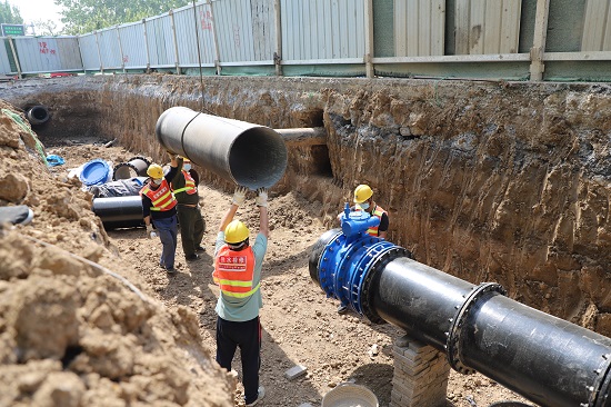 北二环供水施工现场安装管道。保定市供水有限公司供图
