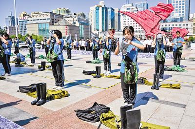 7月7日，石家庄市第18中学学生在防空警报试鸣活动启动仪式现场进行“三防”演练。“七七事变”85周年之际，石家庄市防空警报试鸣活动启动仪式在石家庄解放广场举行。当日，全省各地组织开展了形式多样的防空演练和宣传活动。 河北日报记者 耿辉摄