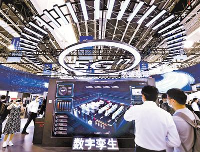 在石家庄舉行的2021中國國際數字經濟博覽會上，參觀者在5G智慧展區參觀。（資料片）新華社發（陳其保攝）