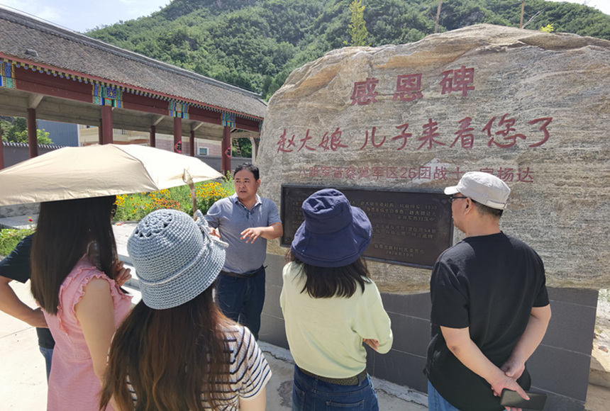 7月9日，听取牛岗乡党委书记讲述赵大娘和八路军战士的事迹，接受红色教育。 万旭摄