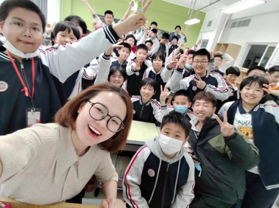 张雪老师和她的学生们。 张瑶摄