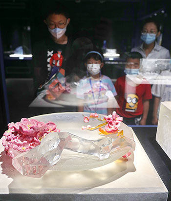 小朋友在秦皇岛市玻璃博物馆参观。 曹建雄摄