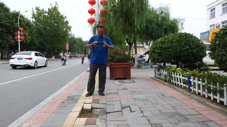 市民发现问题随手上传到城建管理平台。 王雷摄