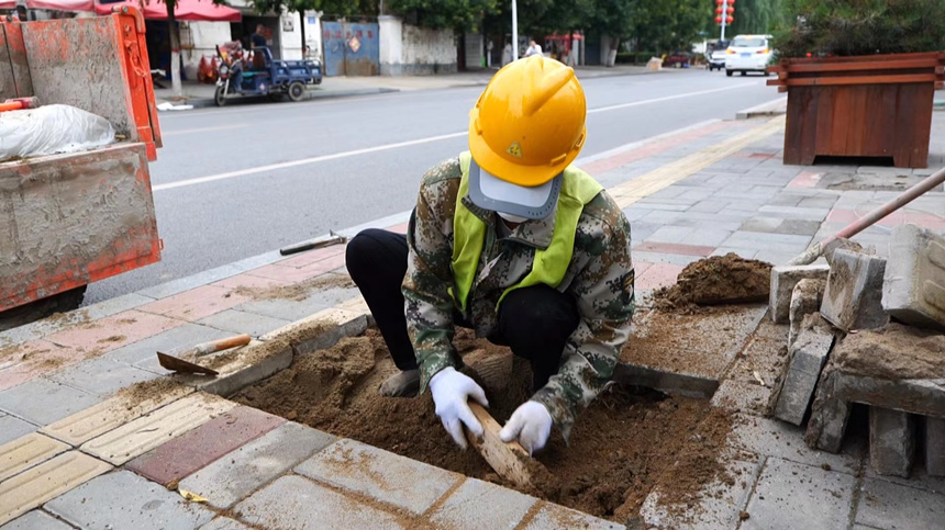 博野县住建部门对破损路面进行修复。 王雷摄