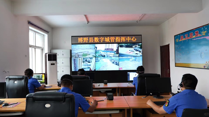 博野县数字城管智慧中心进行实时监控。 王雷摄