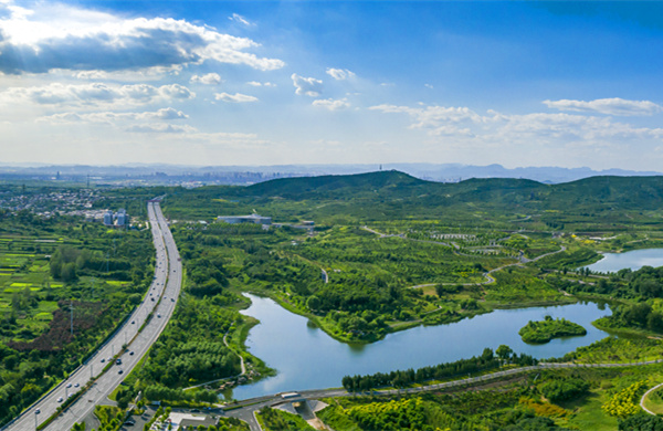 位于邯郸武安市的九龙山由昔日的矿山渣山蝶变成绿水青山。李树锋摄