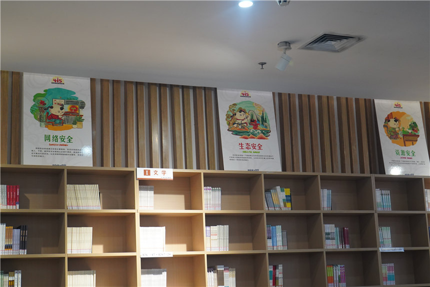 国安宣工作室出品的“黑猫警长”“年画娃娃”等系列宣传展板。 马芊芊摄
