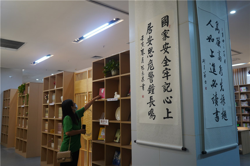 曲阳县图书馆内陈列的国安标语书法作品。 马芊芊摄