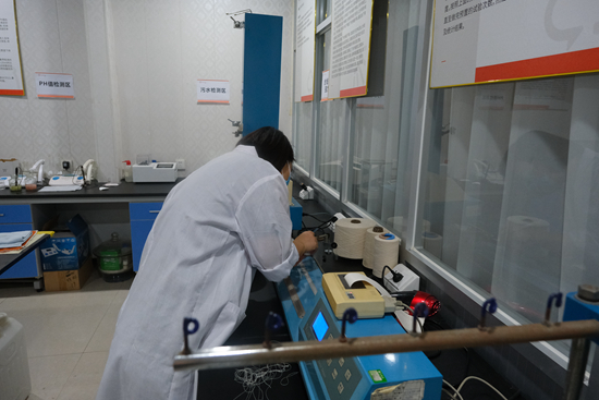 河北永亮纺织品有限公司产品检测中心工作人员正在检测纱线。　冉宁摄