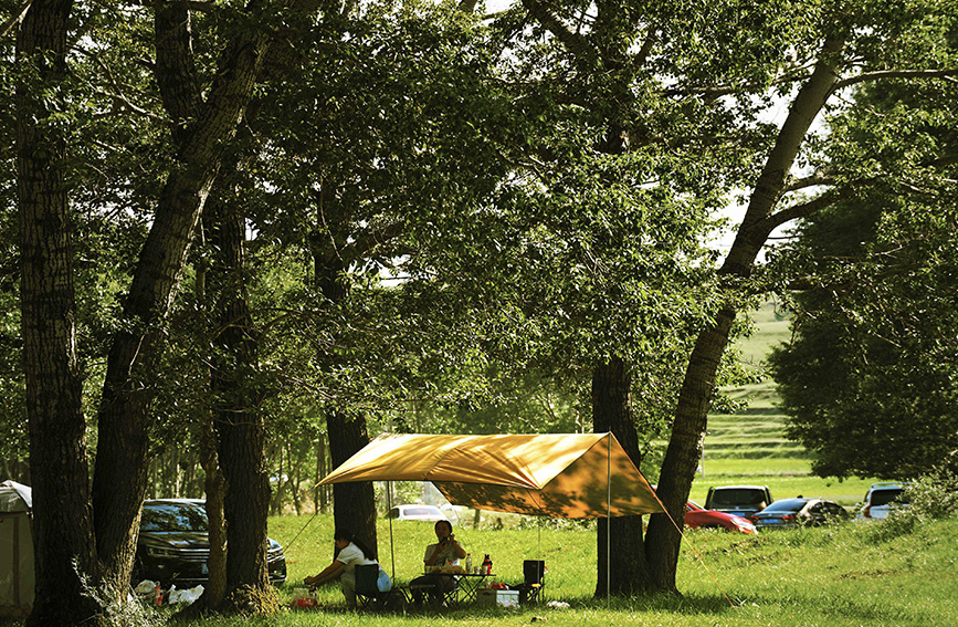 游客们搭起帐篷悠然的享受自然的美好。刘郁雯摄