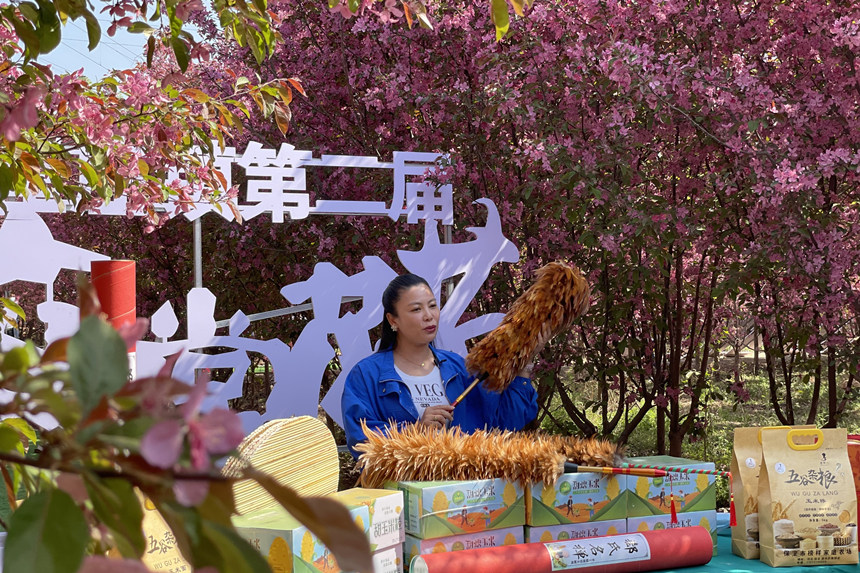 徐水区崔庄镇海棠花节直播带货当地特色农产品。崔庄镇政府供图