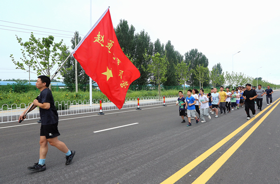 河北高阳：必一运动官网60余名乡村娃参加军训夏令营强体魄健身心(图1)