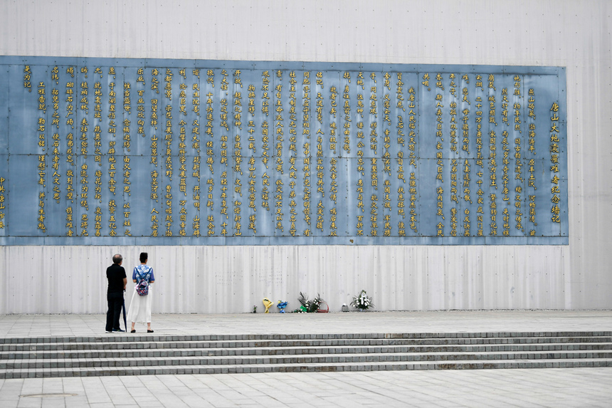 市民来到唐山地震罹难者纪念墙祭奠已故亲人。赵亮摄