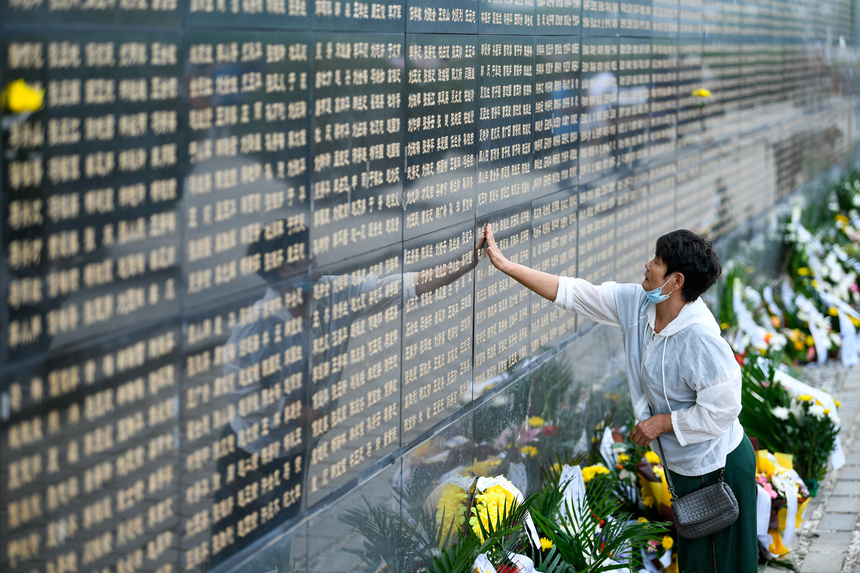 市民來到唐山地震罹難者紀念牆祭奠已故親人。趙亮攝