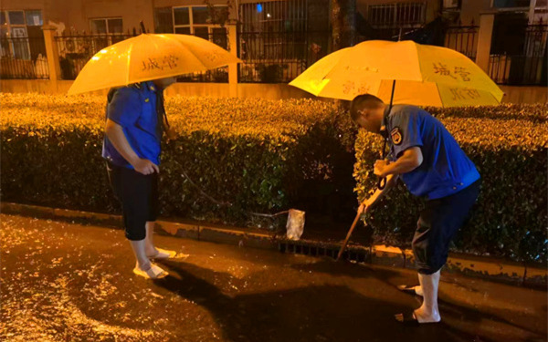 邯鄲市城市管理綜合行政執法局工作人員在對道路雨水收水口進行疏通。昝凱文供圖