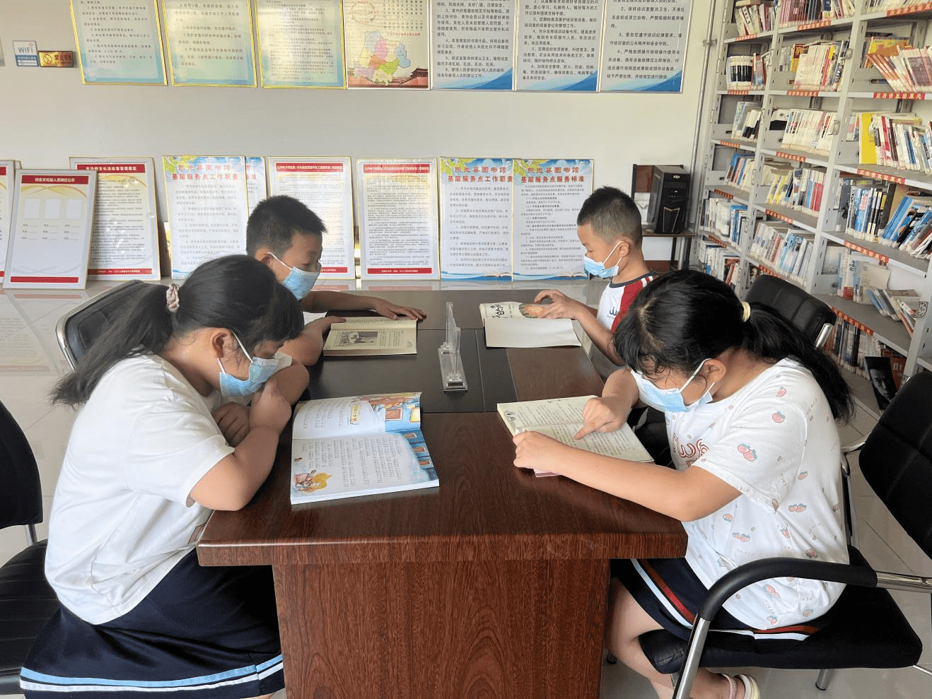 孩子们一起学习，氛围浓厚。尹晶晶摄