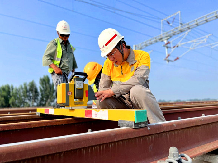 在京唐城际铁路施工现场，刘松涛正在忙碌。 王潇 摄
