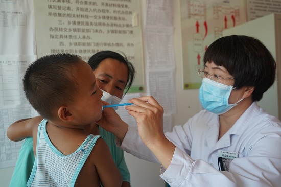 义诊活动上，医生为儿童进行口腔检查。 马芊芊摄