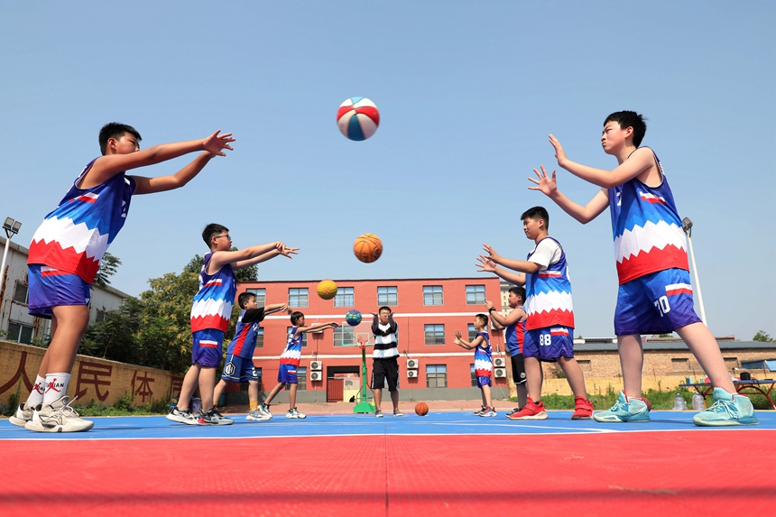 河北省邢台市任泽区一家篮球训练营的孩子们在学习篮球技巧。 宋杰摄