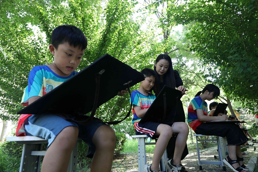 河北省邢台市任泽区暑期夏令营的孩子们在学习素描写生。 陈惠浩摄