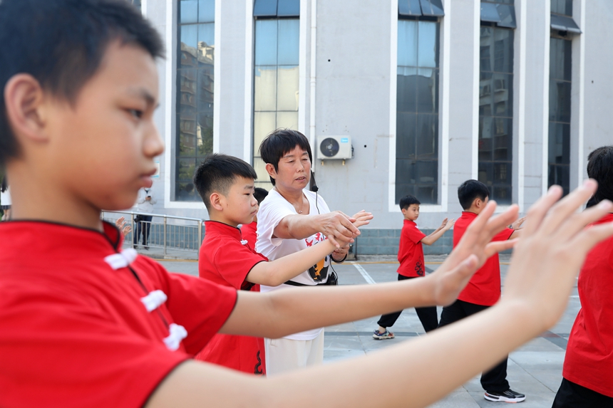 河北省邢台市任泽区暑期夏令营的教练在向孩子们教授太极拳。 宋杰摄