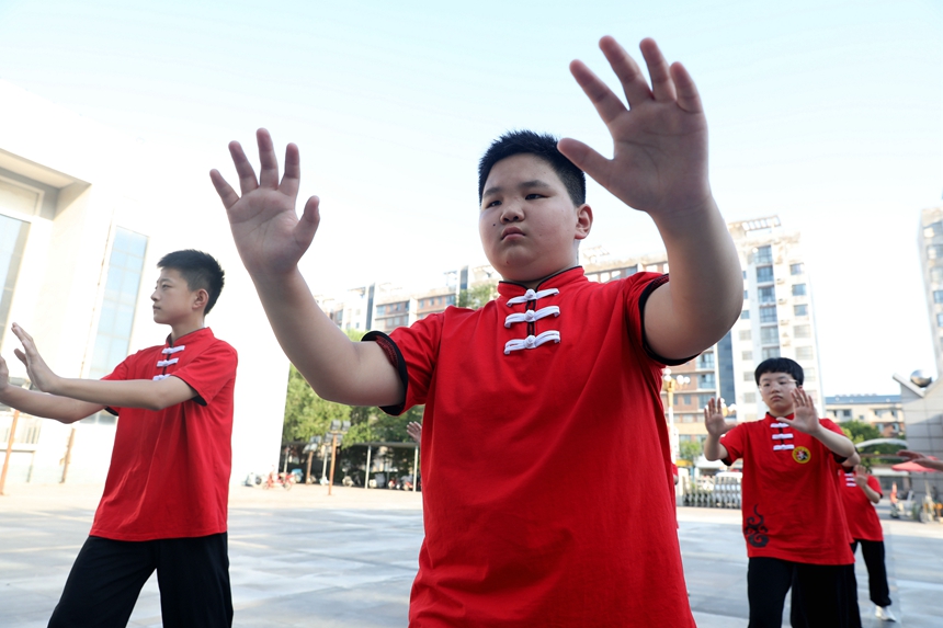 河北省邢台市任泽区暑期夏令营的孩子们在练习太极拳。 陈惠浩摄