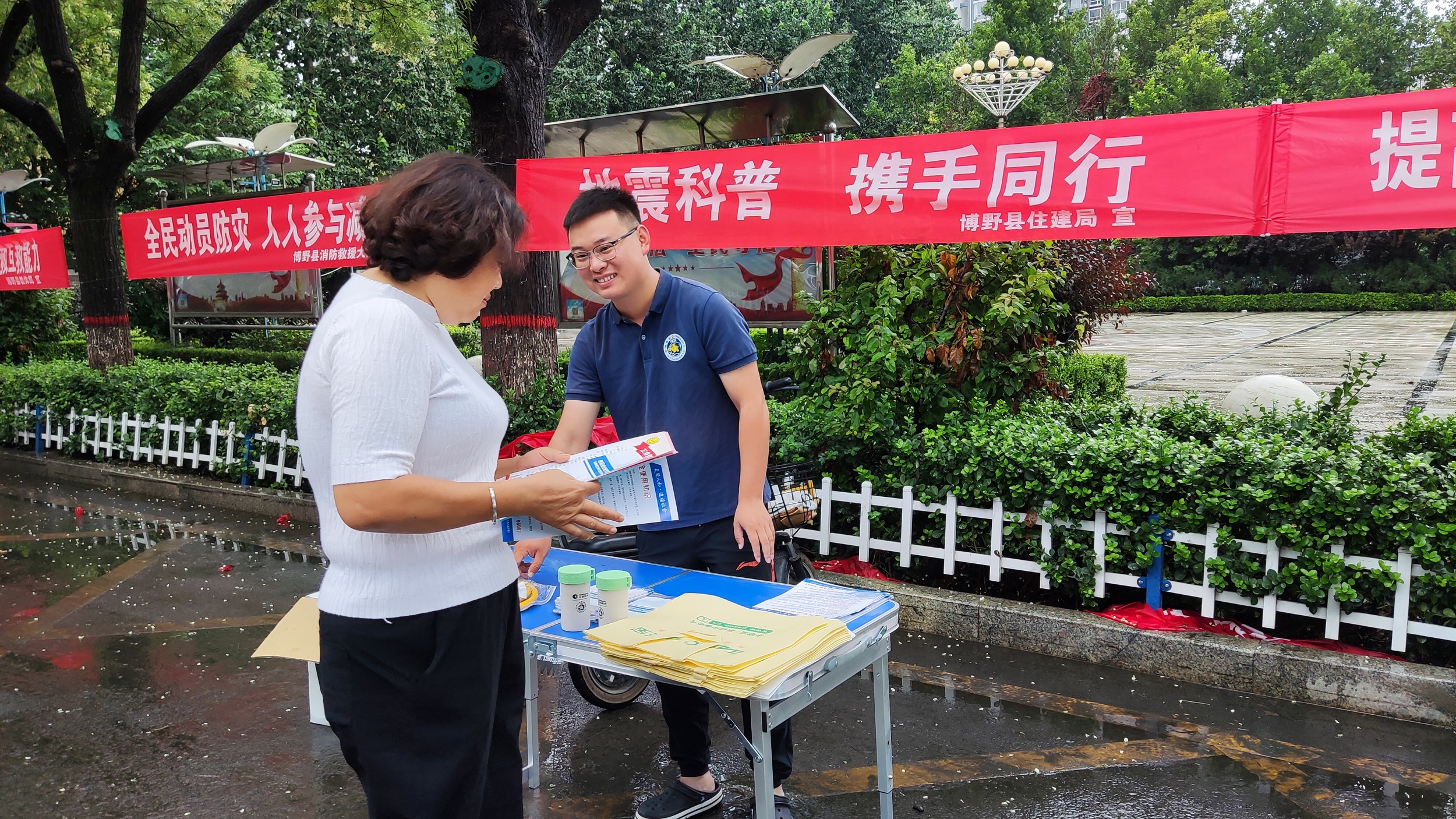 宣傳活動中為群眾講解防震減災知識。 丁雪楠攝