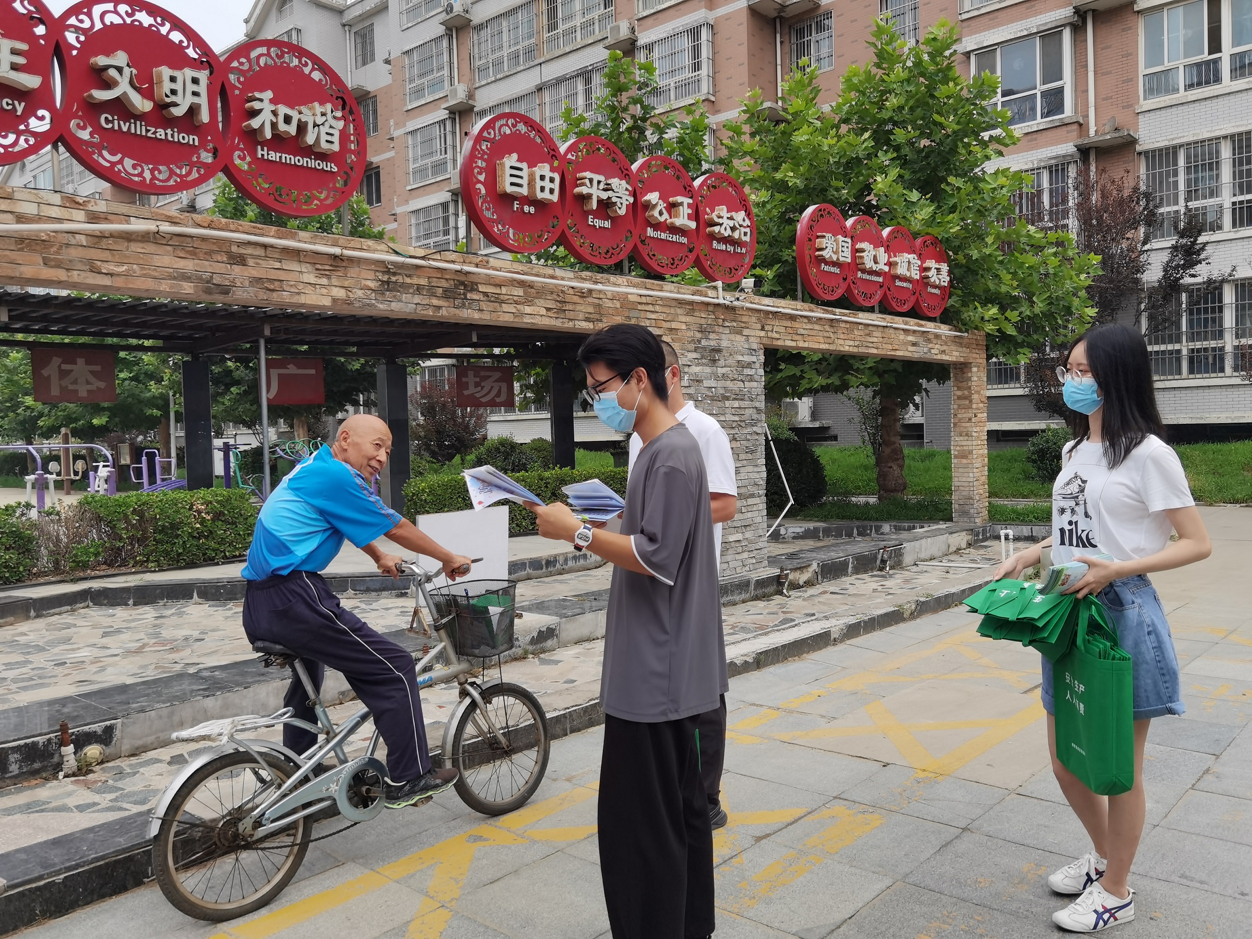 工作人員走進社區為群眾講解防震減災知識。 丁雪楠攝