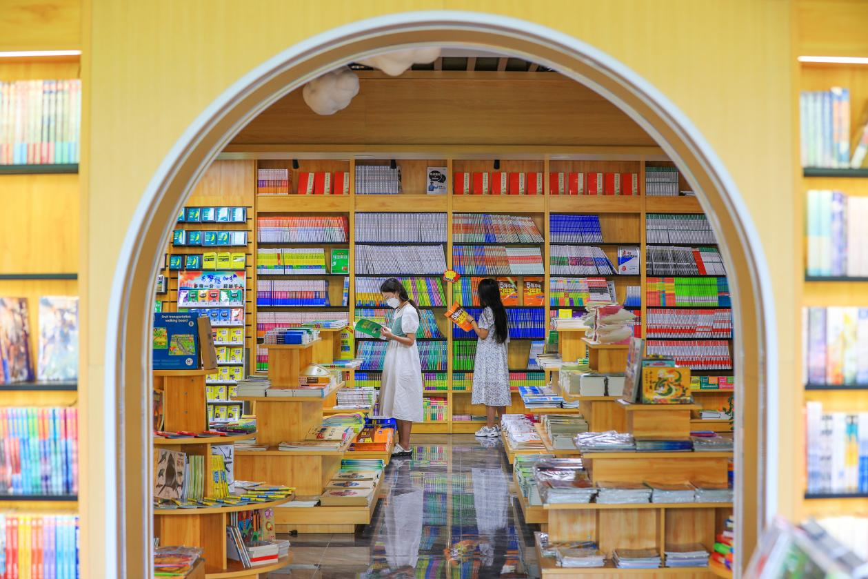 河北省唐山市滦南县读享时光书店里，大家在认真阅读、选购图书。张永新摄
