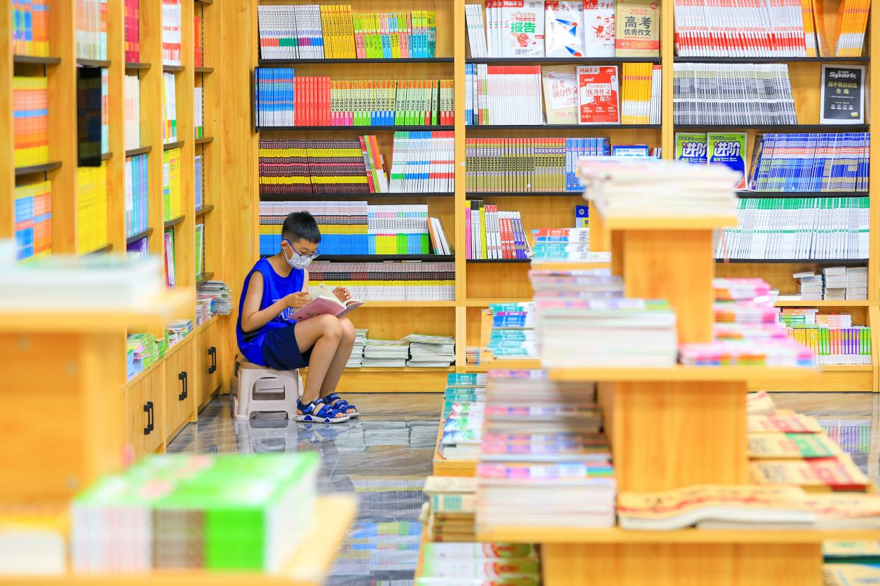 河北省唐山市滦南县读享时光书店里，一位小男孩在认真阅读。张永新摄