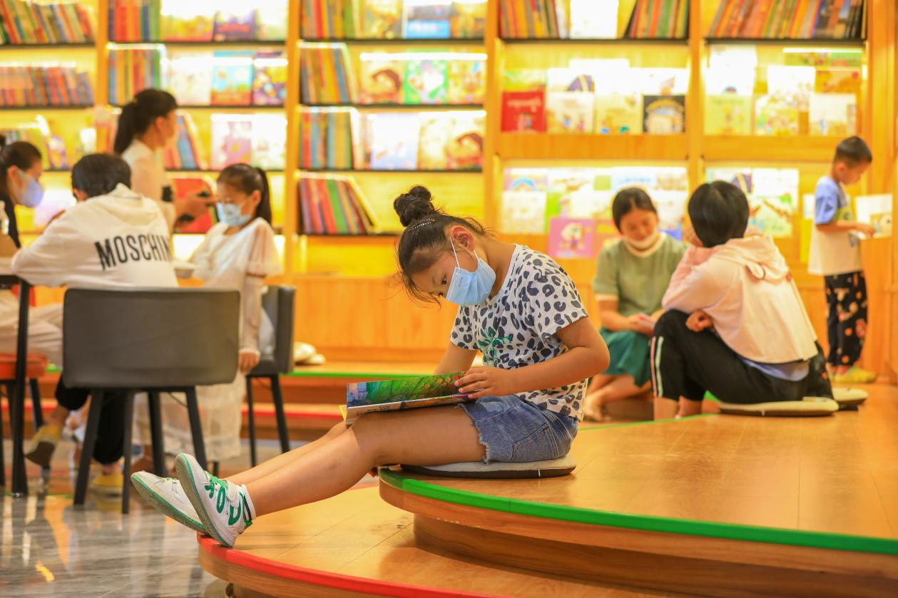 河北省唐山市滦南县读享时光书店里，大家在认真阅读。张永新摄