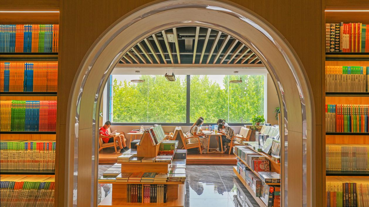 河北省唐山市滦南县读享时光书店里，人们在认真阅读。张永新摄