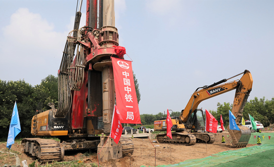 顺平县城区基础设施补短板项目（二期）桥涵施工进行开钻。张明月摄