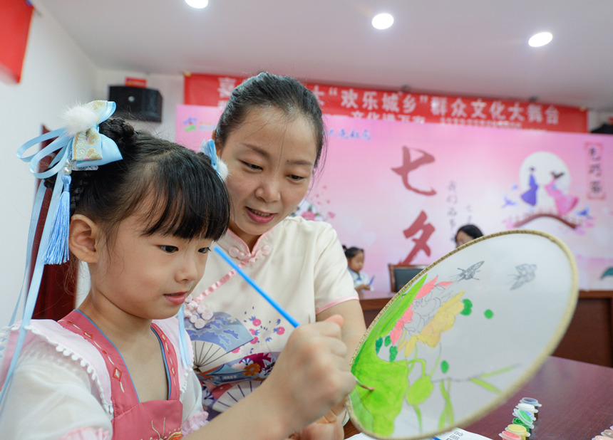 在邯郸市复兴区彭家寨乡西大屯社区，居民正在手绘团扇。王洪超 摄