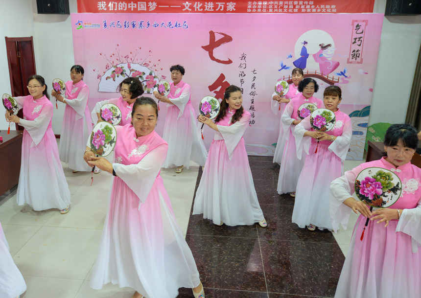 在邯郸市复兴区彭家寨乡西大屯社区，居民在表演节目。王洪超 摄