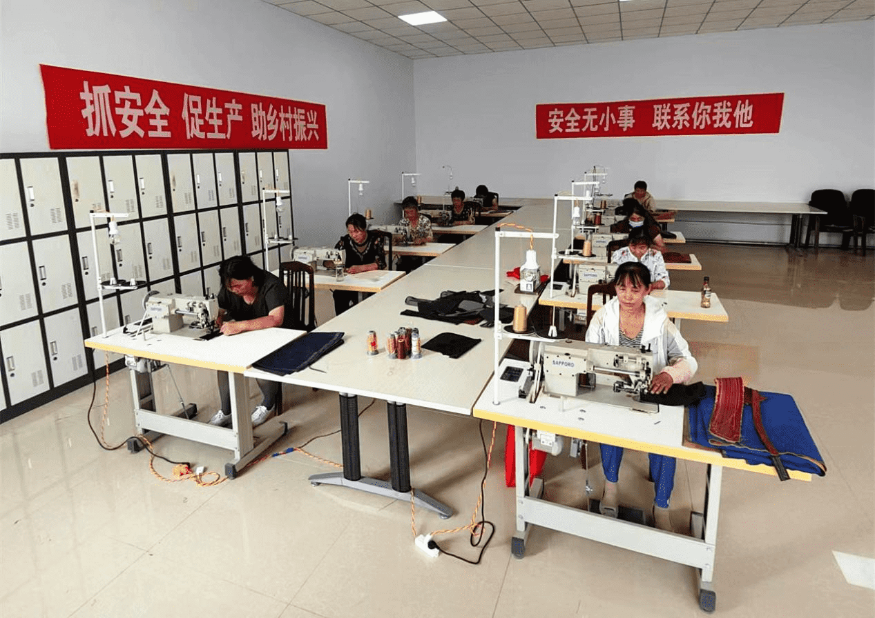 满德堂村幸福互助院里的箱包加工厂。高雷摄