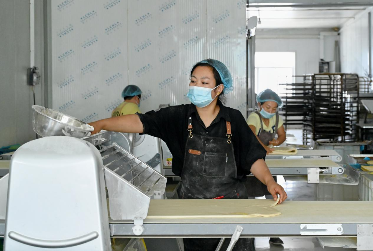 在盐山县东帽圈村一家面包加工厂，工人正在进行面团搅拌作业。刘蒙蒙摄