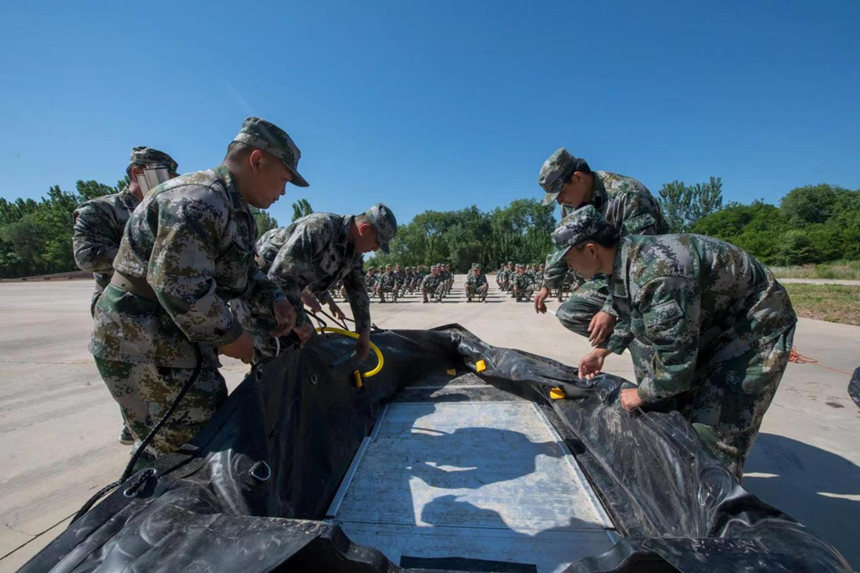 8月3日，泊頭市組織基干民兵開展汛期應急救援演練。王炳錄攝