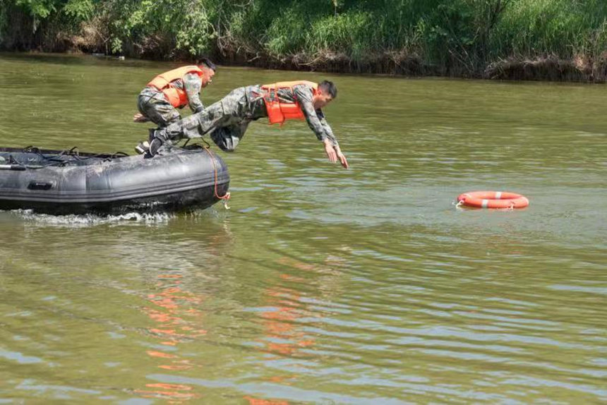 8月3日，基干民兵正在开展水上救援模拟实战演练。王炳录摄