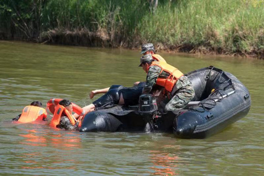 8月3日，基干民兵正在开展水上救援模拟实战演练。王炳录摄