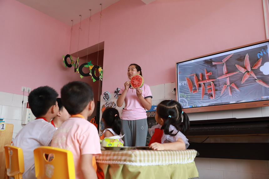 河北省邢台市任泽区智行幼儿园的老师在为小朋友讲解立秋小知识。 宋杰摄