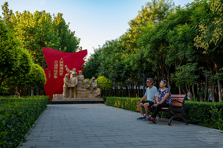高阳县两位老人在劳动公园小憩。卢建永摄
