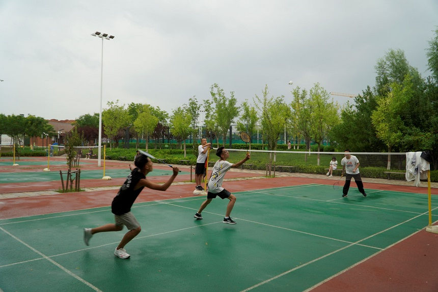 公园提升配备羽毛球场,供居民使用。齐保利摄