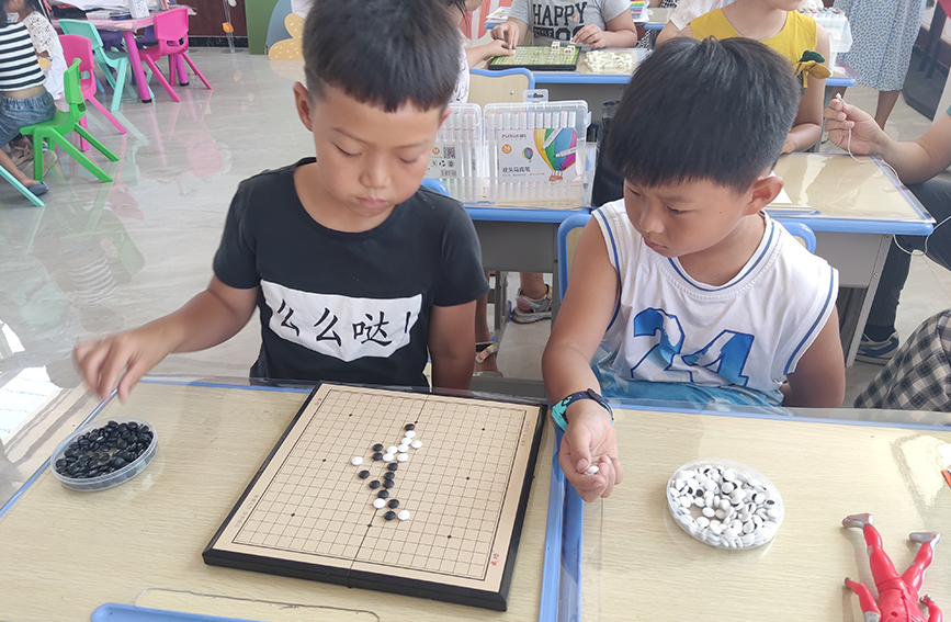 孩子们在玩五子棋。李兴家摄