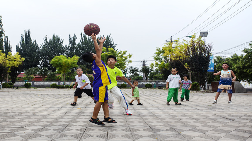 2022年8月7日，河北省邯郸市复兴区二六七二街道东高河村，孩子们在进行乡村蓝球赛。聂长青摄