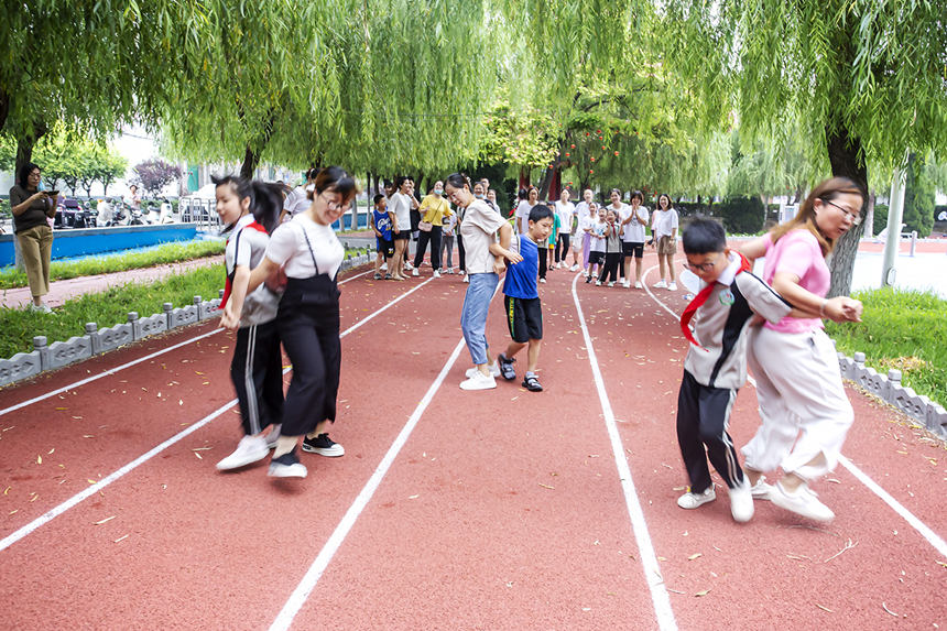 2022年8月8日，复兴区户村镇齐村开展全民健身活动，图为双人夹球接力跑。聂长青摄