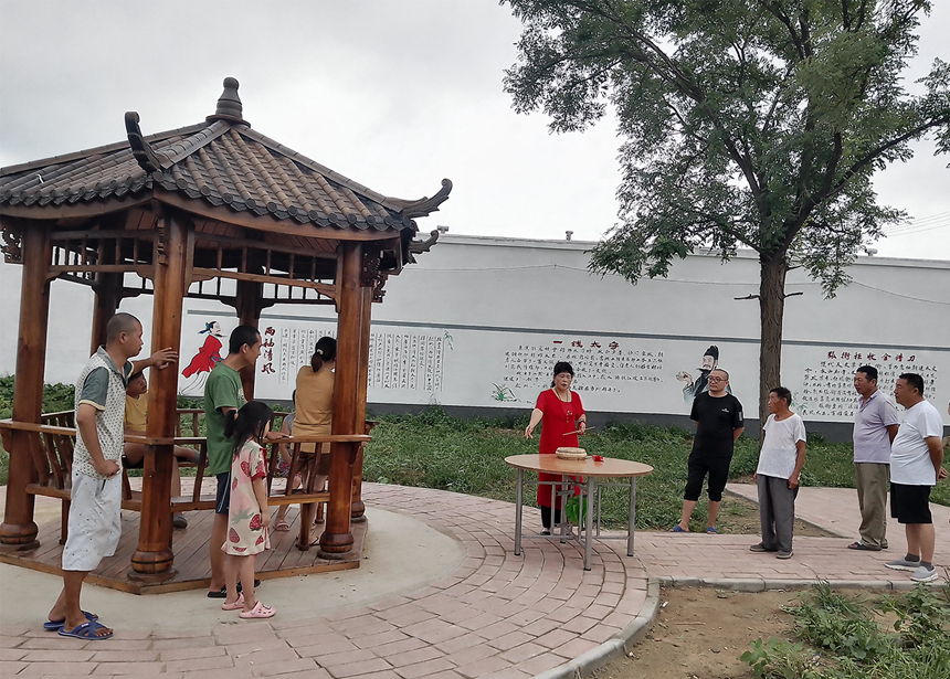 西河大鼓版的廉政歌谣《咏廉颂洁》在高阳县于留佐村村民文化广场唱响。 程建双摄