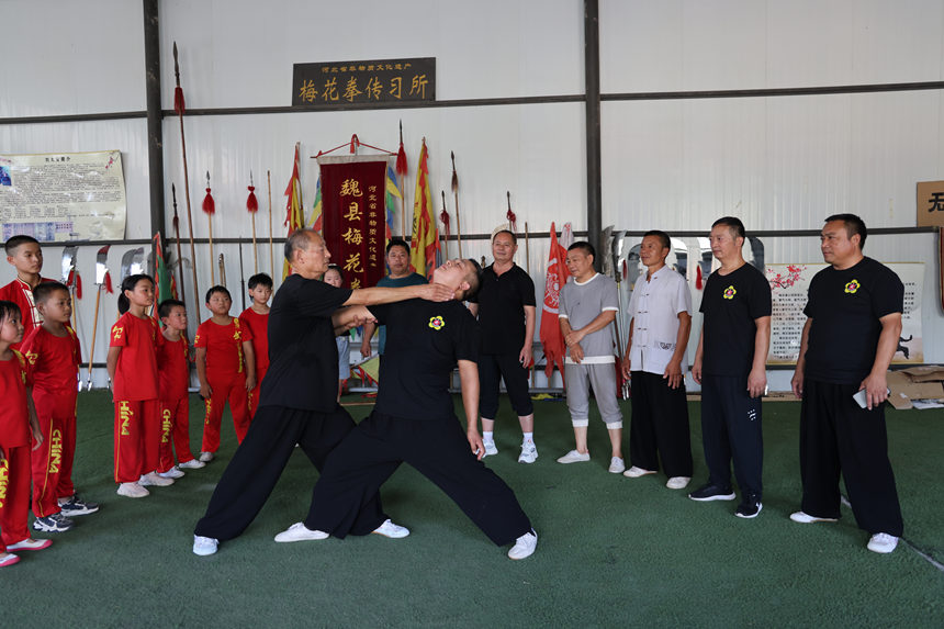 刘太安在指导弟子练习梅花拳对打擒拿。蒿群英摄