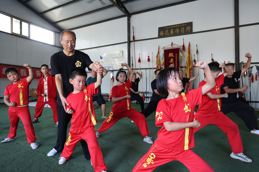 劉太安在指導學生練習梅花拳。蒿群英攝